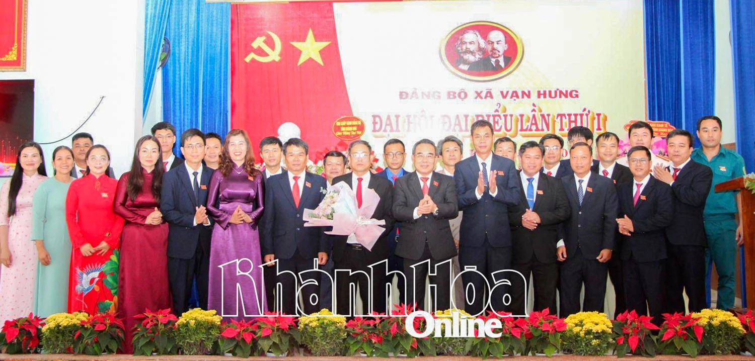 Đồng chí Lê Hữu Trí tặng hoa chúc mừng Ban Chấp hành Đảng bộ xã Vạn Hưng nhiệm kỳ 2025 - 2030.