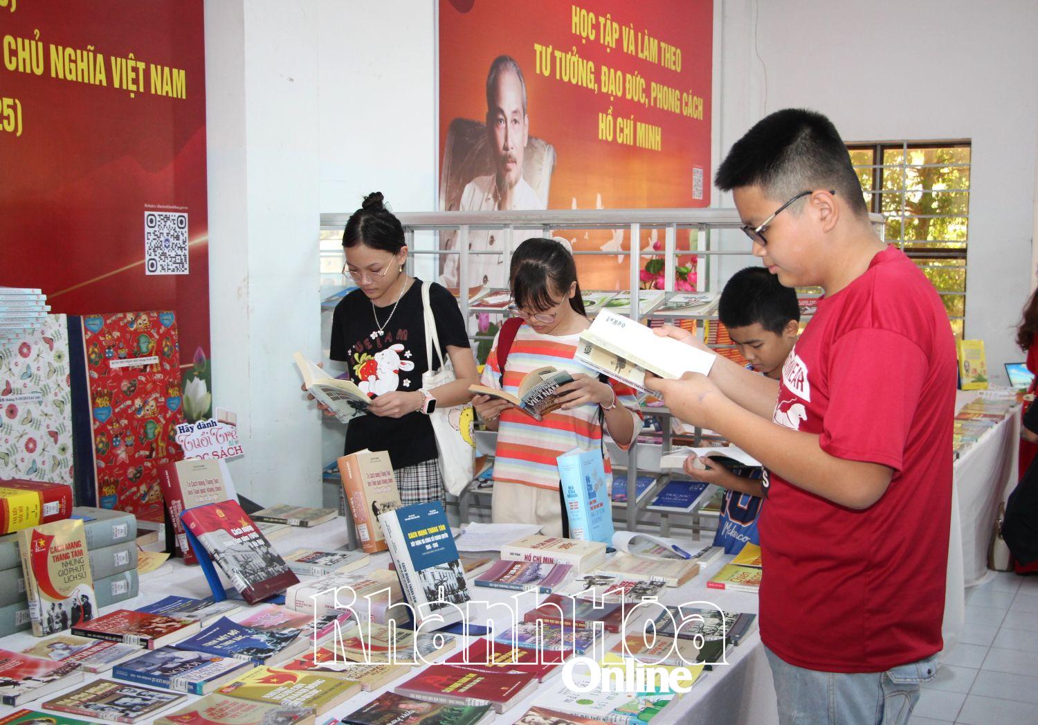 Các em học sinh tham quan khu vực trưng bày, triển lãm.