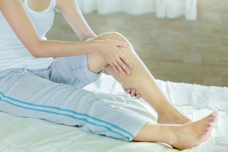 Chuột rút cơ hoặc yếu cơ ở chân là dấu hiệu cảnh báo quan trọng của bệnh thận.