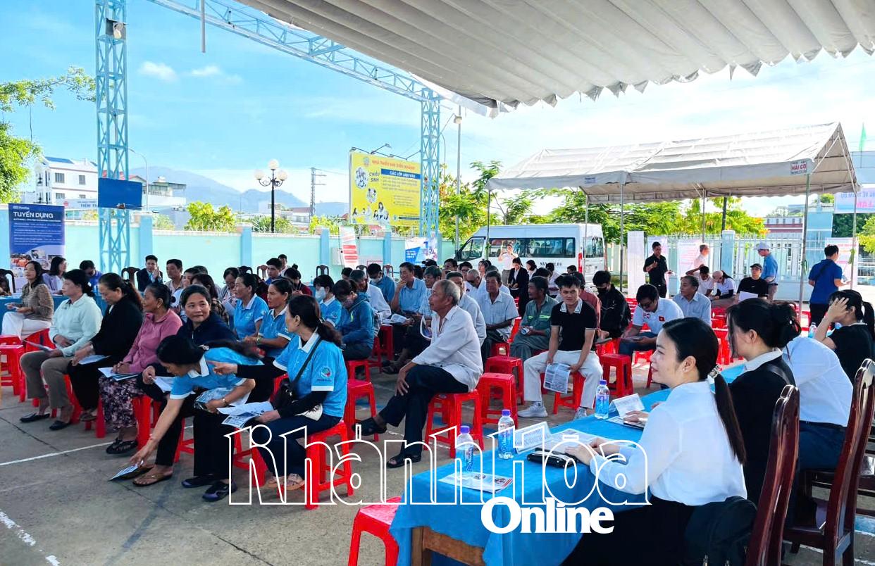 Quang cảnh tại phiên giao dịch việc làm.