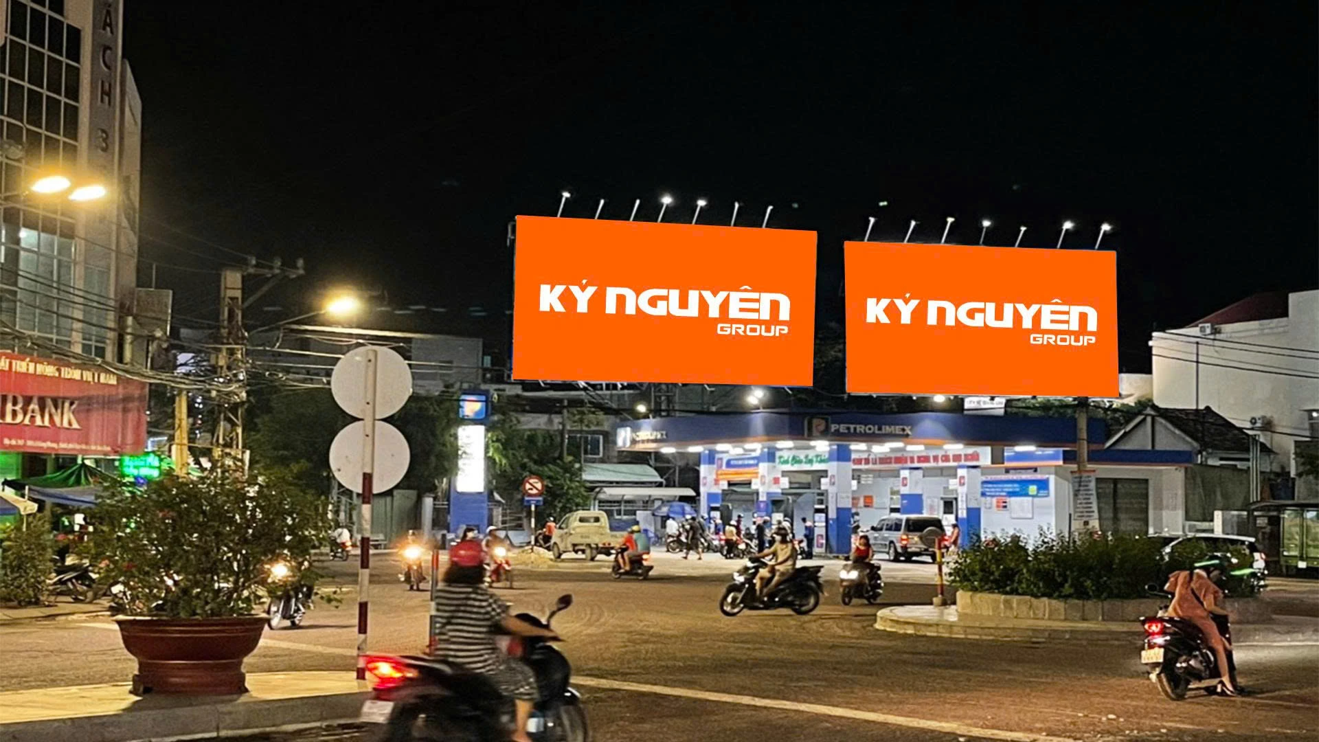 Kỷ Nguyên được biết đến là đơn vị tiên phong trong việc triển khai các dịch vụ quảng cáo tại trạm xăng dầu trên toàn quốc. 