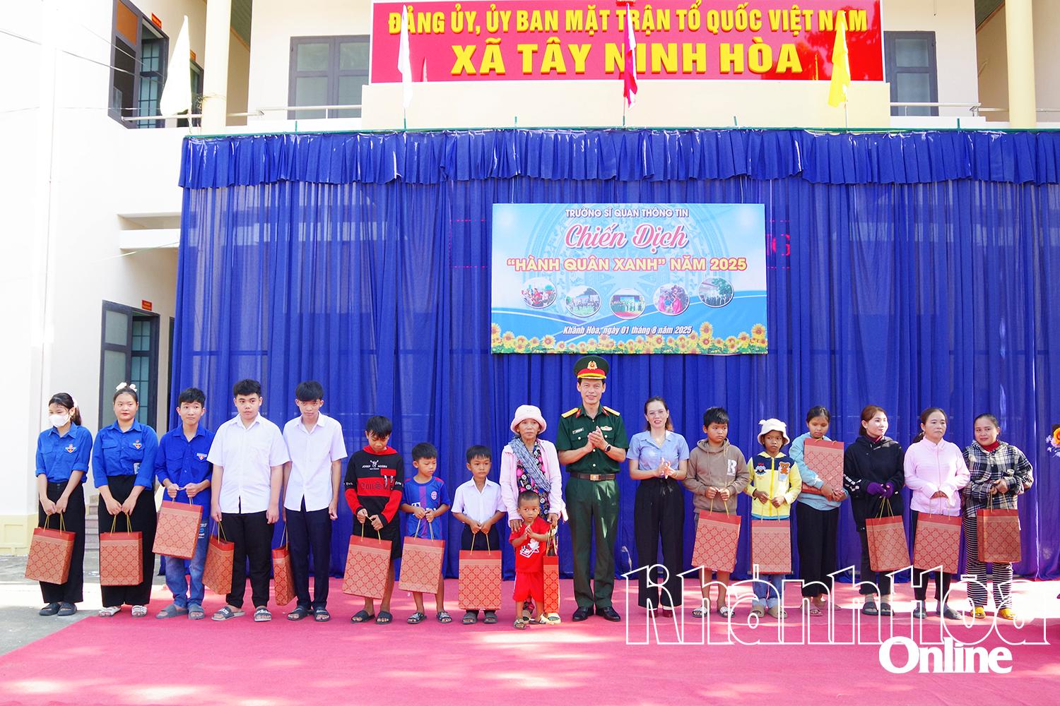 Trao quà cho học sinh có hoàn cảnh khó khăn.
