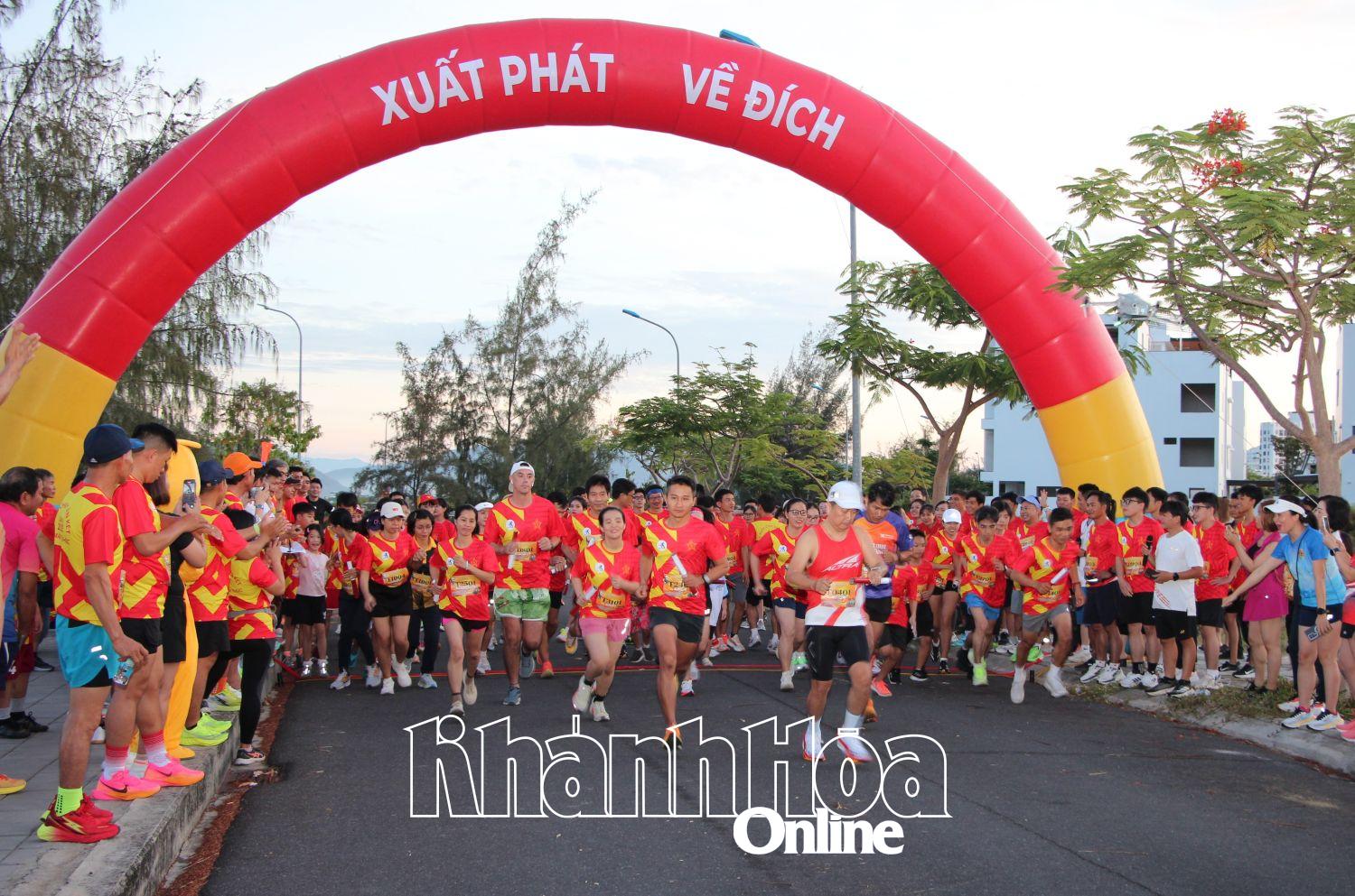 Các vận động viên xuất phát.