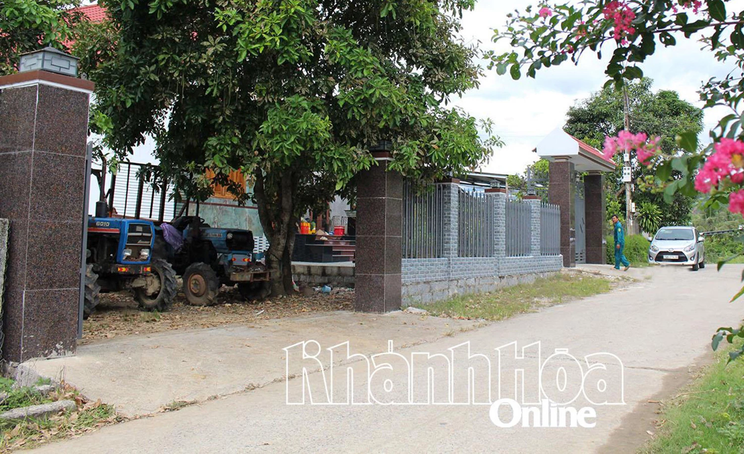 Những ngôi nhà khang trang tại thôn A Xay.