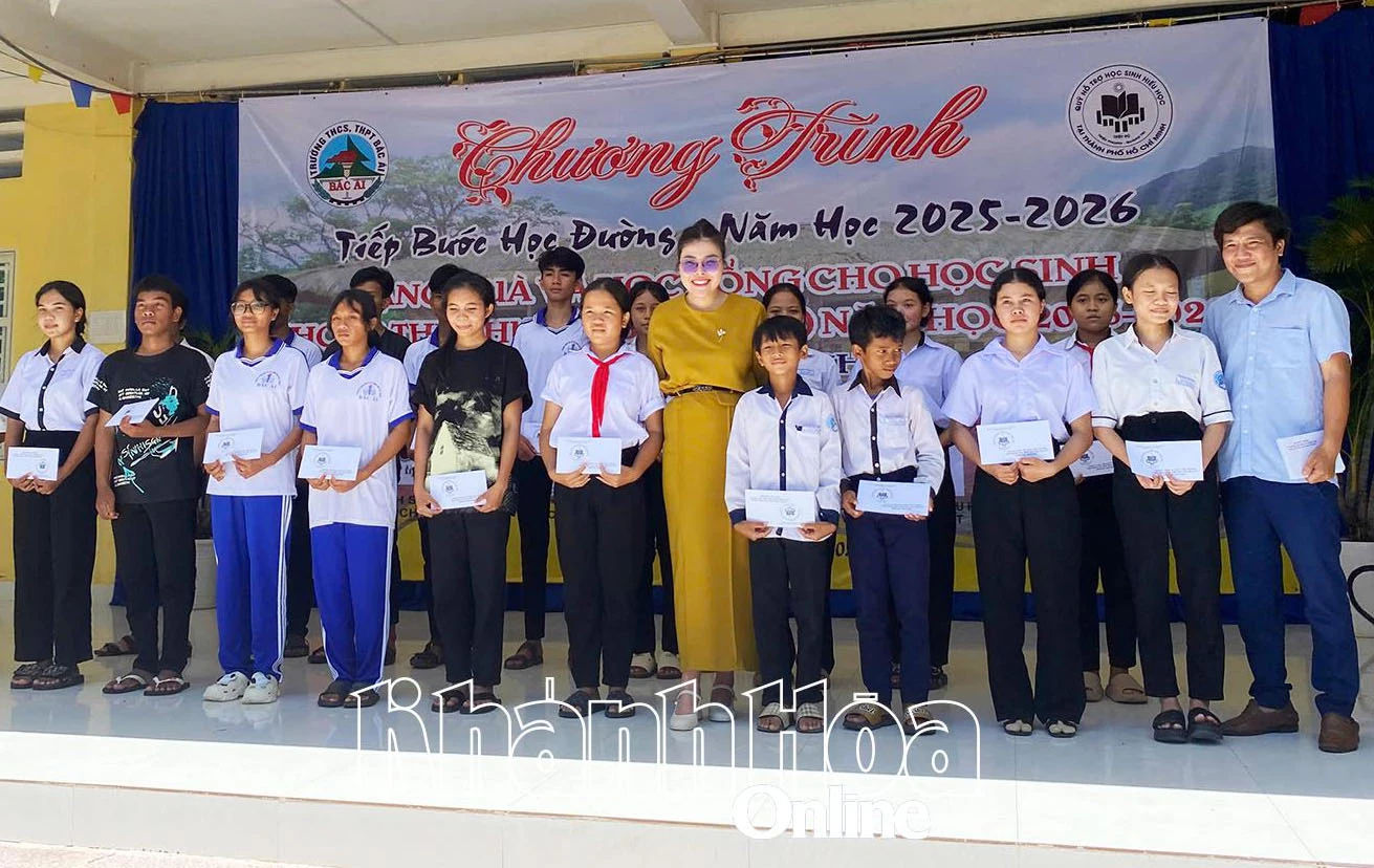 Ban Tổ chức tặng học bổng cho học sinh.