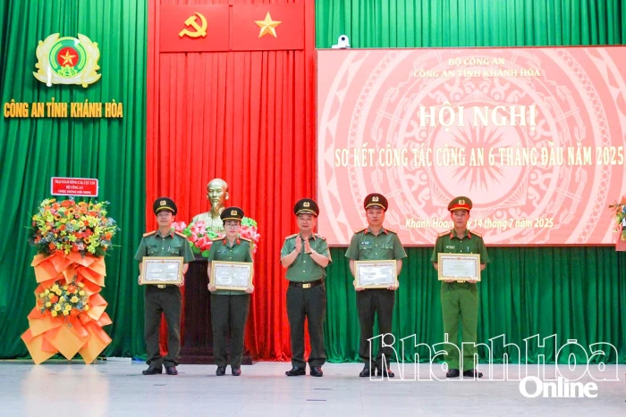 Kỷ niệm 80 năm Ngày truyền thống Công an nhân dân (19-8-1945 - 19-8-2025), 20 năm Ngày hội Toàn dân bảo vệ an ninh Tổ quốc (19-8-2005 - 19-8-2025): Phát huy truyền thống anh hùng, cùng đất nước vững bước vào kỷ nguyên mới