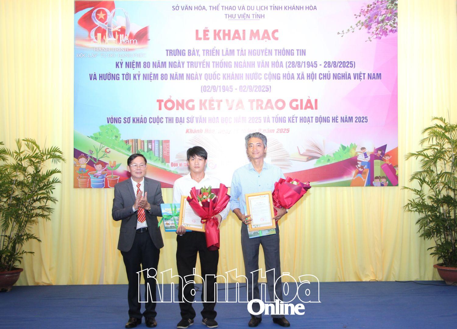 Lãnh đạo Thư viện tỉnh tặng hoa cả ơn các nhà tài trợ.