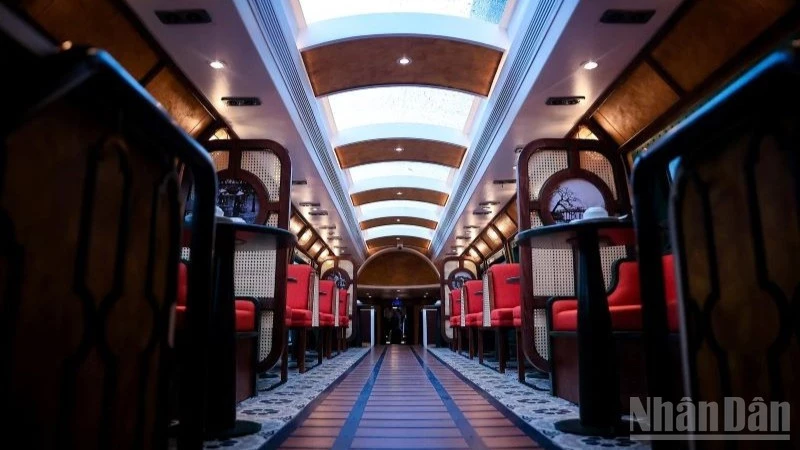 Tổng công ty Đường sắt Việt Nam (VNR) ra mắt đoàn tàu du lịch Hà Nội 5 cửa ô.