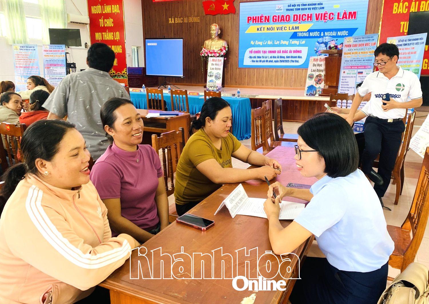 Các doanh nghiệp phỏng vấn tuyển dụng lao động trực tiếp tại phiên giao dịch.