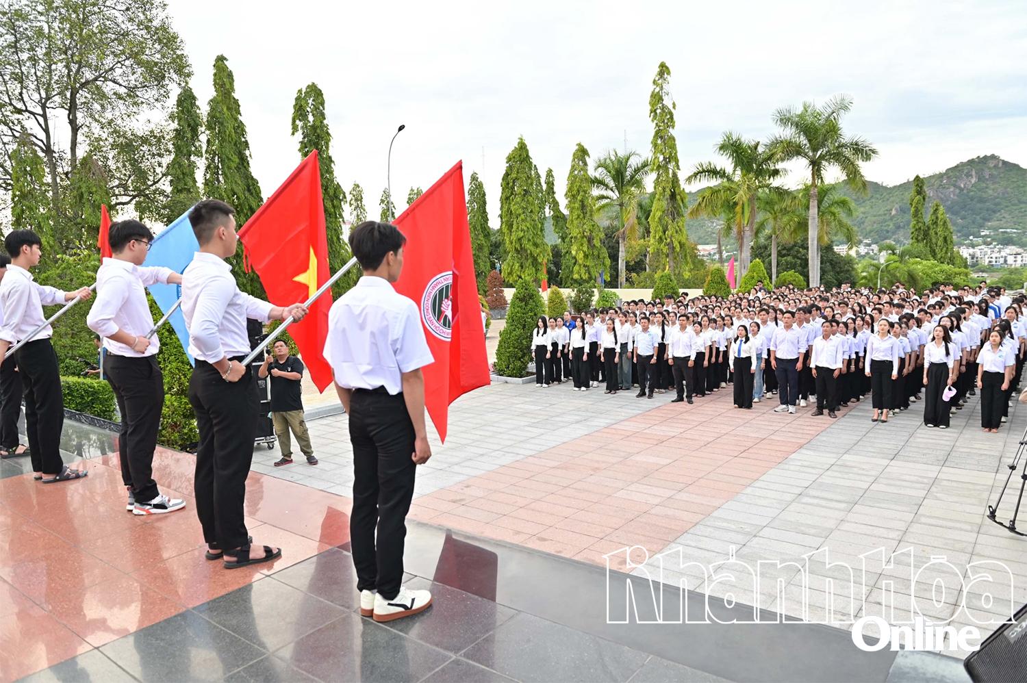 Các sinh viên thực hiện lễ chào cờ tại Nghĩa trang liệt sĩ Hòn Dung.