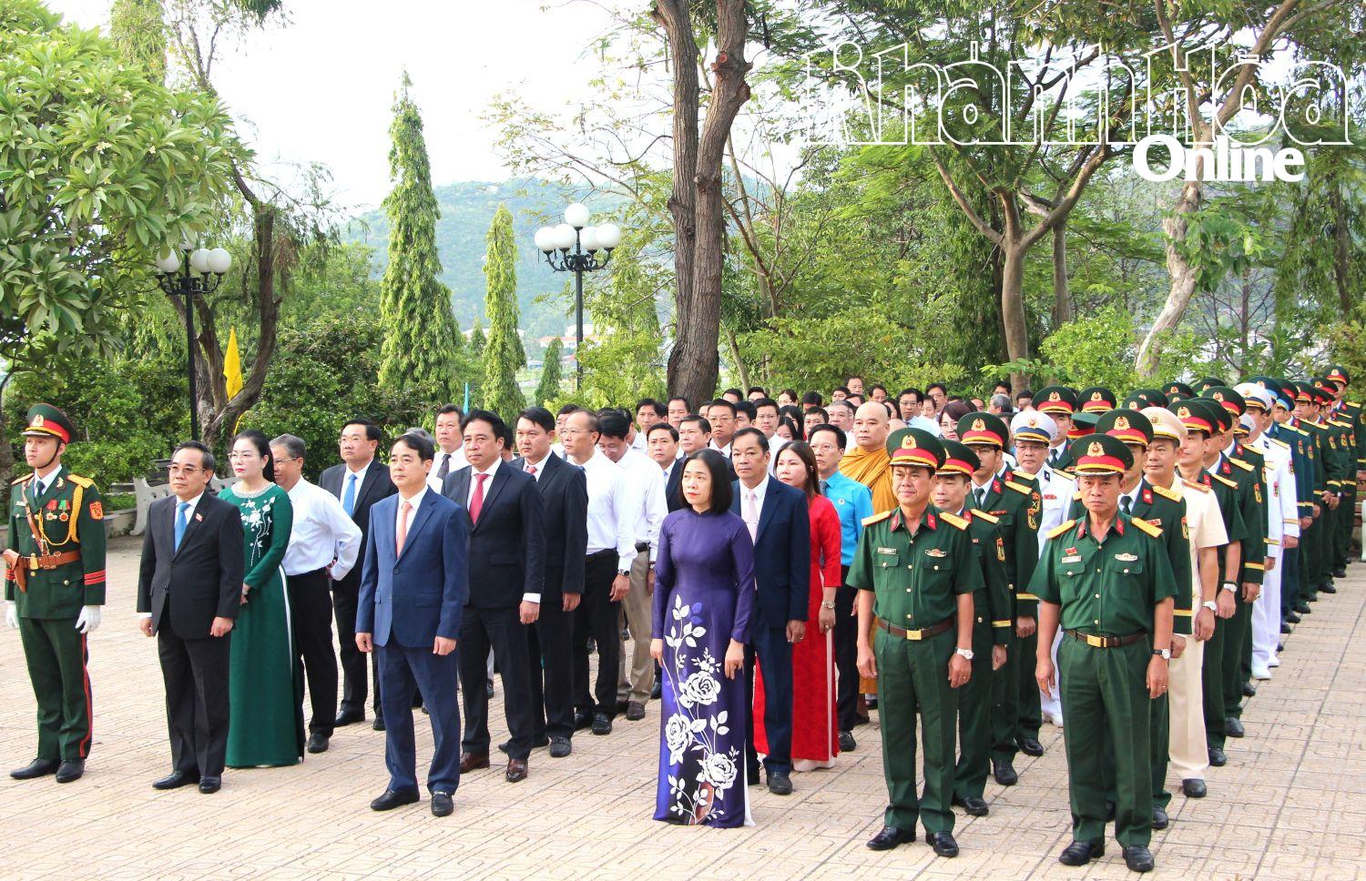 Lãnh đạo tỉnh dâng hương tại Đền thờ Bác Hồ và các anh hùng liệt sĩ trong khuôn viên Nghĩa trang liệt sĩ Hòn Dung.