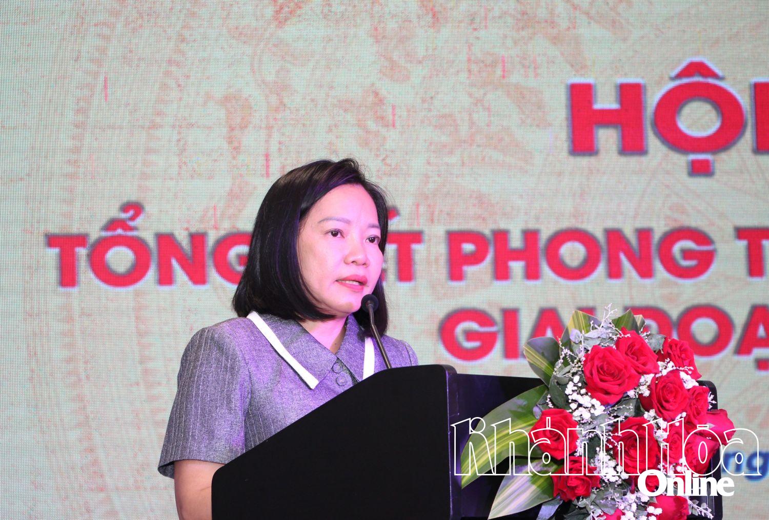 Đồng chí Thái Thị Lệ Hằng - Bí thư Đảng ủy, Tổng Biên tập Báo và Phát thanh, Truyền hình Khánh Hòa phát biểu tại hội nghị.