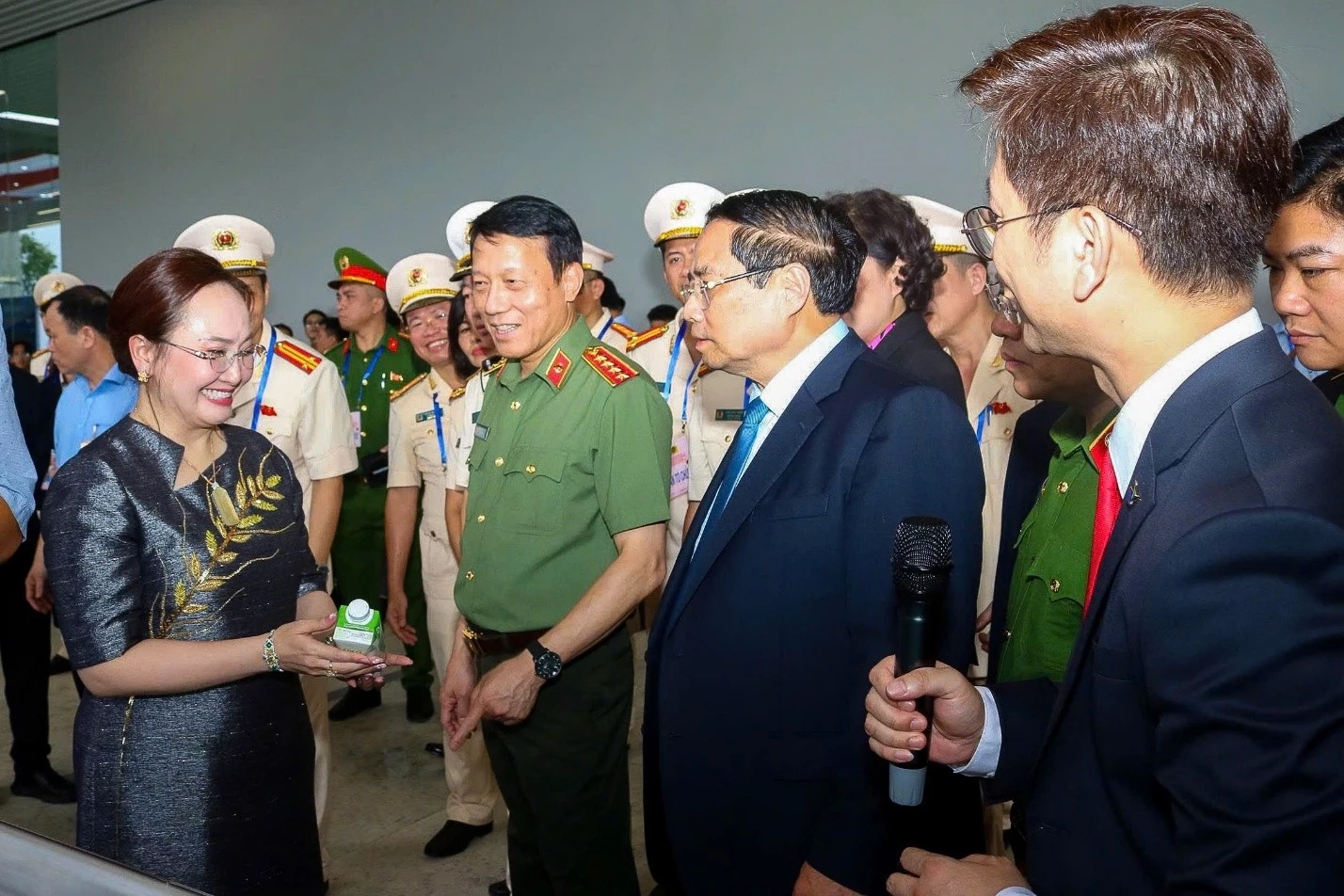 Bà Đặng Huỳnh Ức My – CT. HĐQT AgriS giới thiệu với Thủ tướng về công nghệ truy xuất nguồn gốc của AgriS