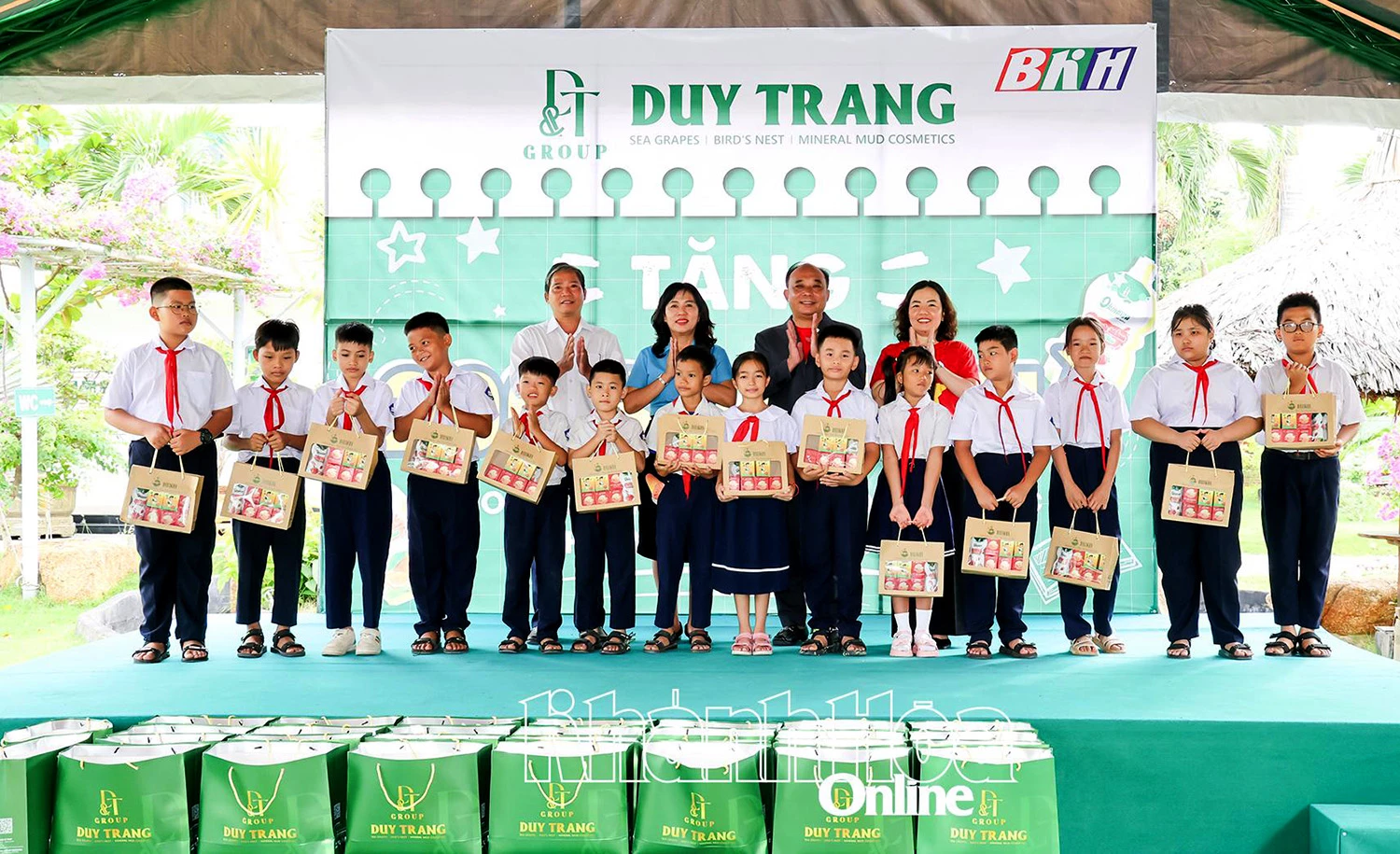 Lãnh đạo DTNEST Khánh Hòa, tổ chức công đoàn tỉnh và chính quyền địa phương trao quà cho các em học sinh.