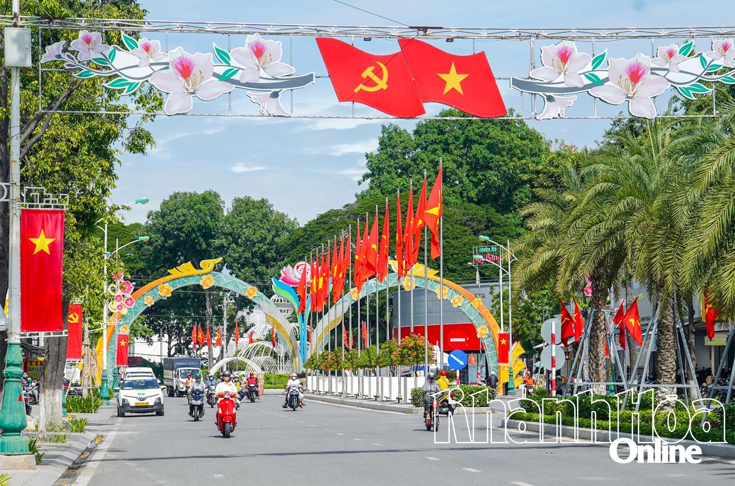 Đường phố Phan Rang được trang trí cờ hoa lộng lẫy đón mừng 80 năm Quốc Khánh. Ảnh: HỒNG NGUYỆT