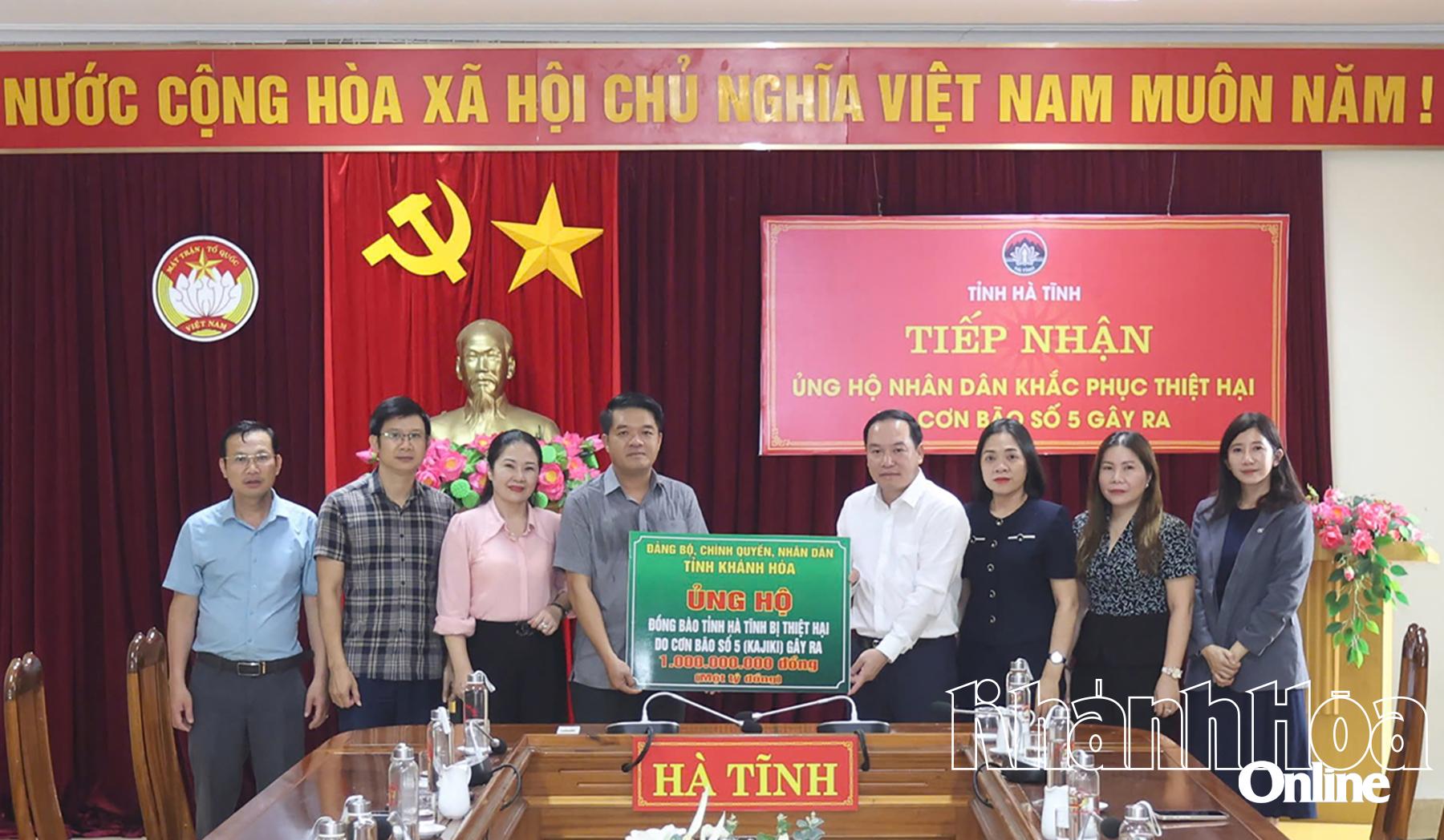 Đoàn công tác tỉnh Khánh Hòa trao hỗ trợ 1 tỷ đồng cho tỉnh Hà Tĩnh.