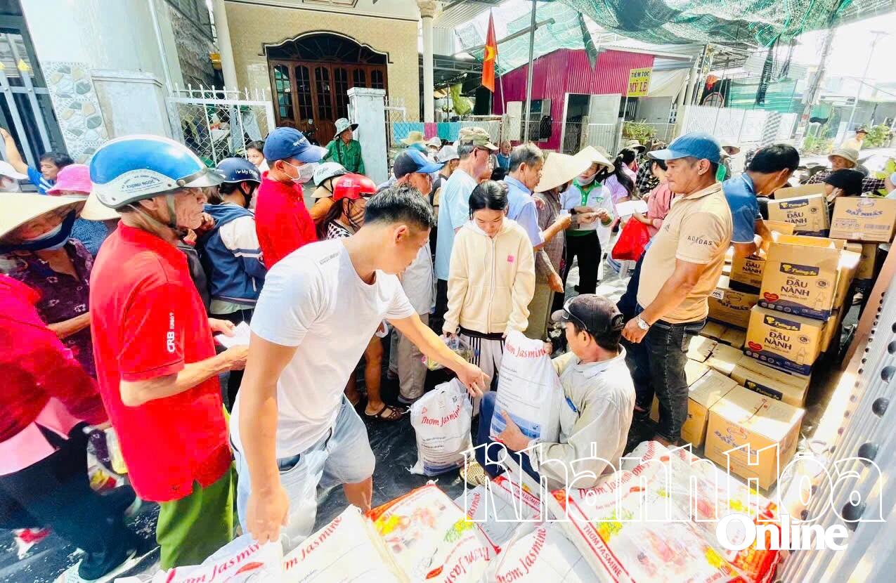 Rất đông người dân nhận quà.