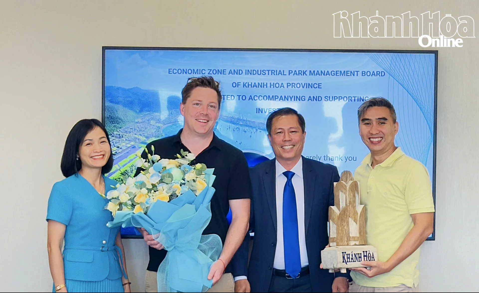 Lãnh đạo Ban Quản lý Khu kinh tế và Khu công nghiệp tỉnh tặng quà lưu niệm cho lãnh đạo Tập đoàn ExxonMobil.