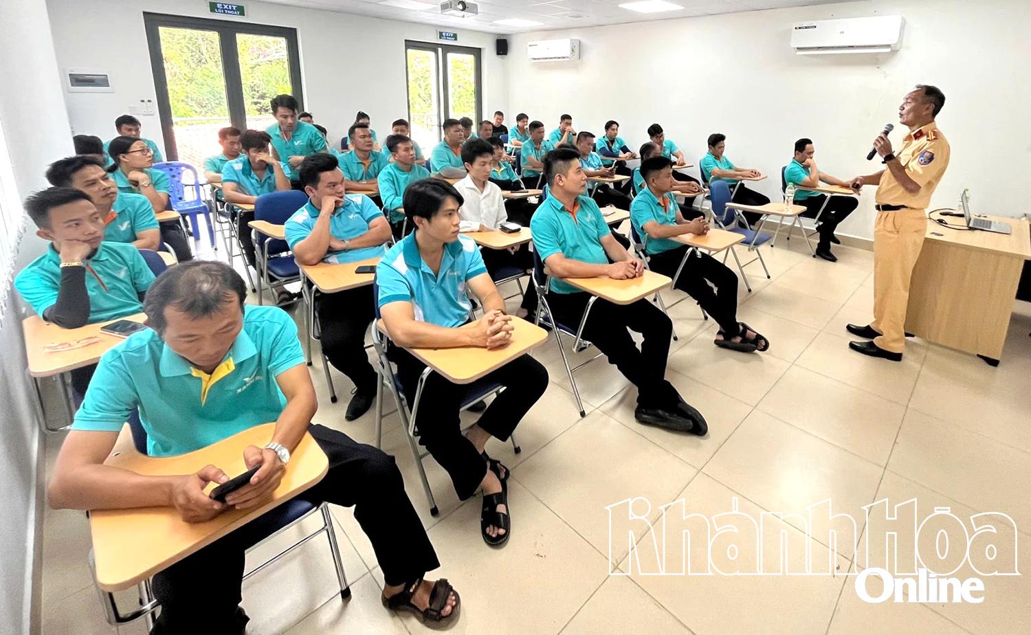 Cán bộ Phòng Cảnh sát giao thông tuyên truyền các quy định pháp luật về trật tự an toàn giao thông cho lái xe taxi Xanh SM.