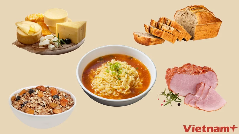 Một số loại thực phẩm chứa nhiều muối. (Ảnh: Vietnam+)