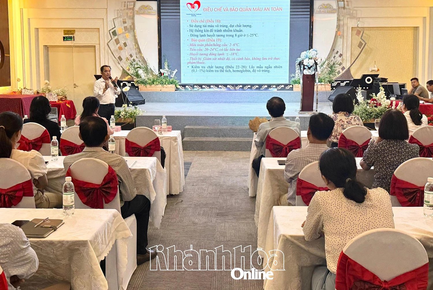 Lãnh đạo Trung tâm Huyết học - Truyền máu tỉnh cập nhật các quy định về an toàn truyền máu cho đại biểu.