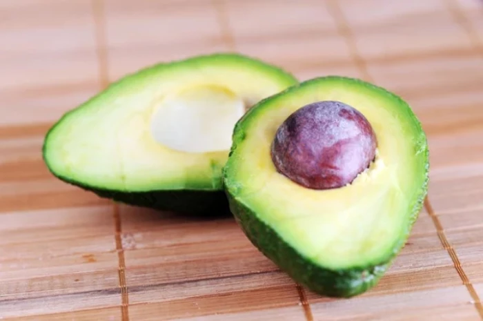 Mẹo giữ bơ đã cắt dở không bị thâm trong nhiều ngày