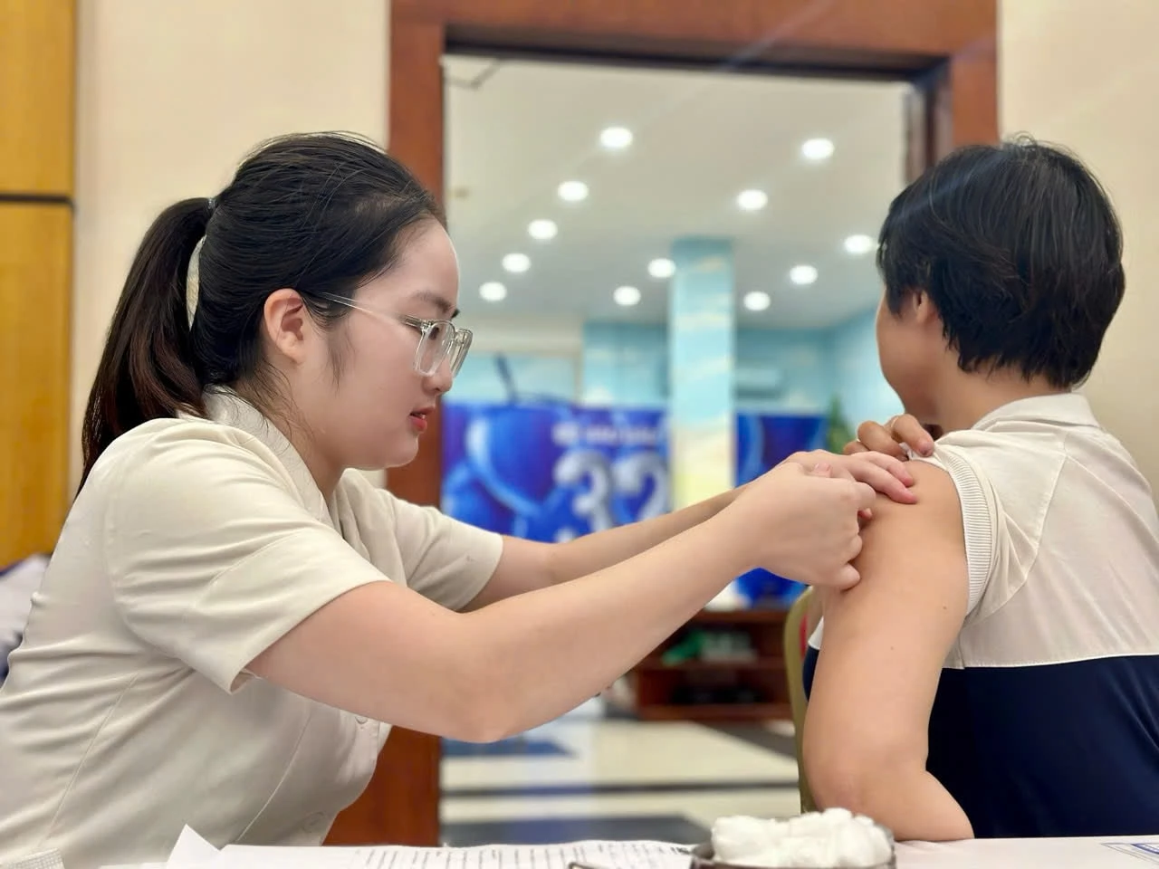 Cần tiêm vắc-xin cúm mùa hằng năm nhằm tạo lá chắn miễn dịch cho cơ thể. Ảnh: Thu Ngân