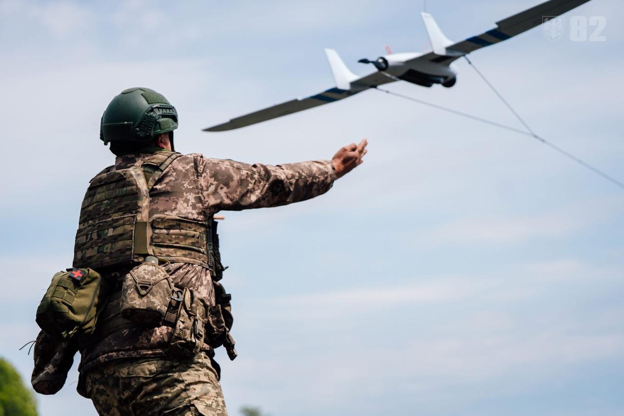 Binh sĩ Lữ đoàn tấn công đường không số 82 thuộc quân đội Ukraine điều khiển UAV. Ảnh minh họa: Bộ Quốc phòng Ukraine/X