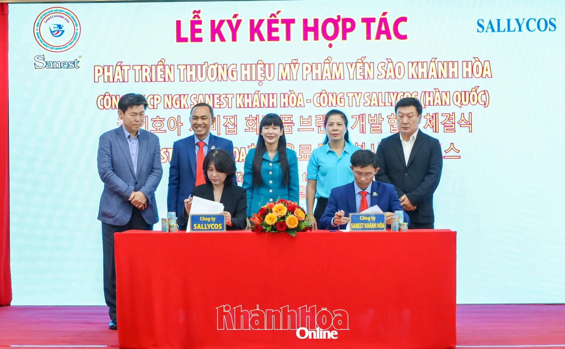 Khanh Hoa Salanganes Nest Soft Drink Joint Stock Company (Sanest Khanh Hoa) signing partnership agreement with Sallycos Company