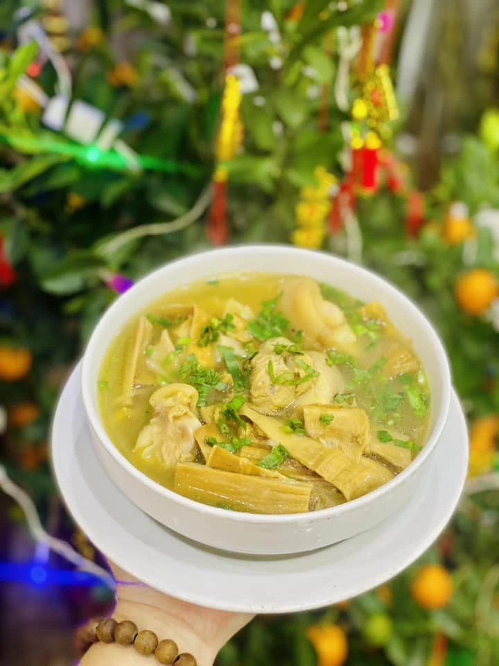 Canh măng móng giò là món dễ nấu, dễ ăn, có thể thưởng thức vào bất kỳ mùa nào trong năm. Ảnh: Nguyễn Thị Thùy Linh