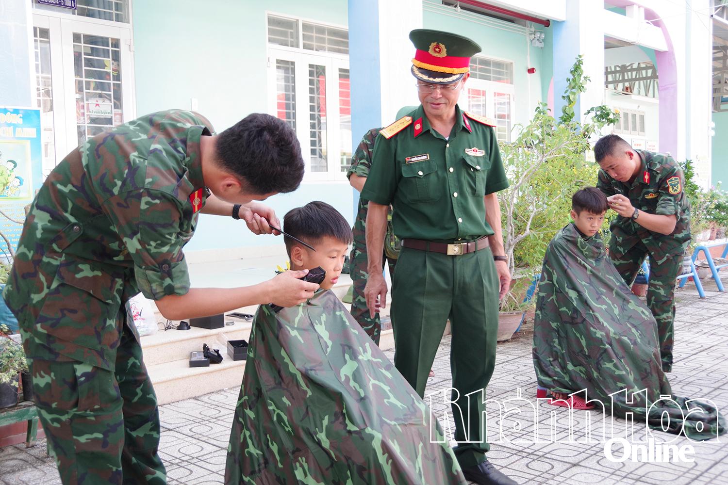 Hoạt động cắt tóc miễn phí cho học sinh.
