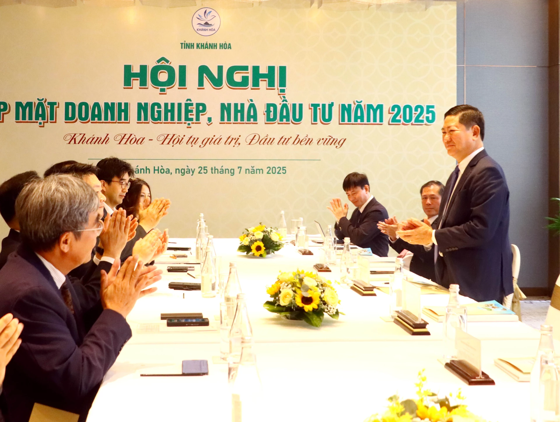 Chairman of Khanh Hoa Provincial Peoples Committee Tran Quoc Nam meeting with businesses and investors on July 25, 2025