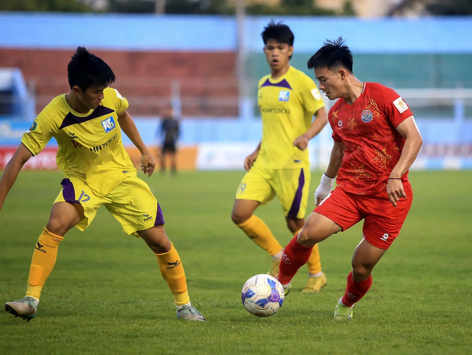 Khatoco Khanh Hoa players (left) in a match in the 2024-2025 National First Division (Source: PVF)

