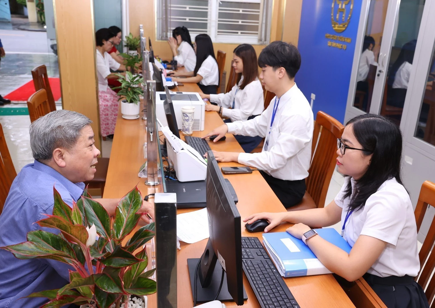 Cán bộ phường Cửa Nam, thành phố Hà Nội tiếp công dân, ngày 1-7-2025 _Ảnh: TTXVN

