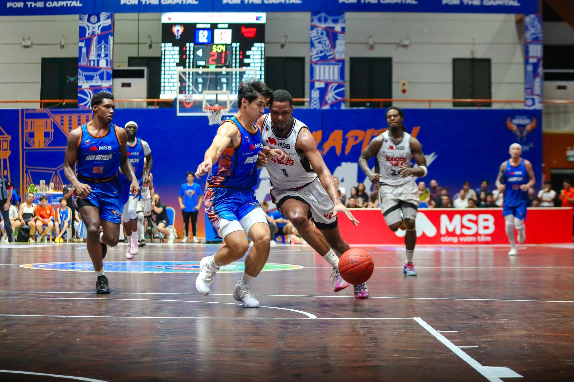 Hanoi Buffaloes (left) win two consecutive matches against Saigon Heat (right)

