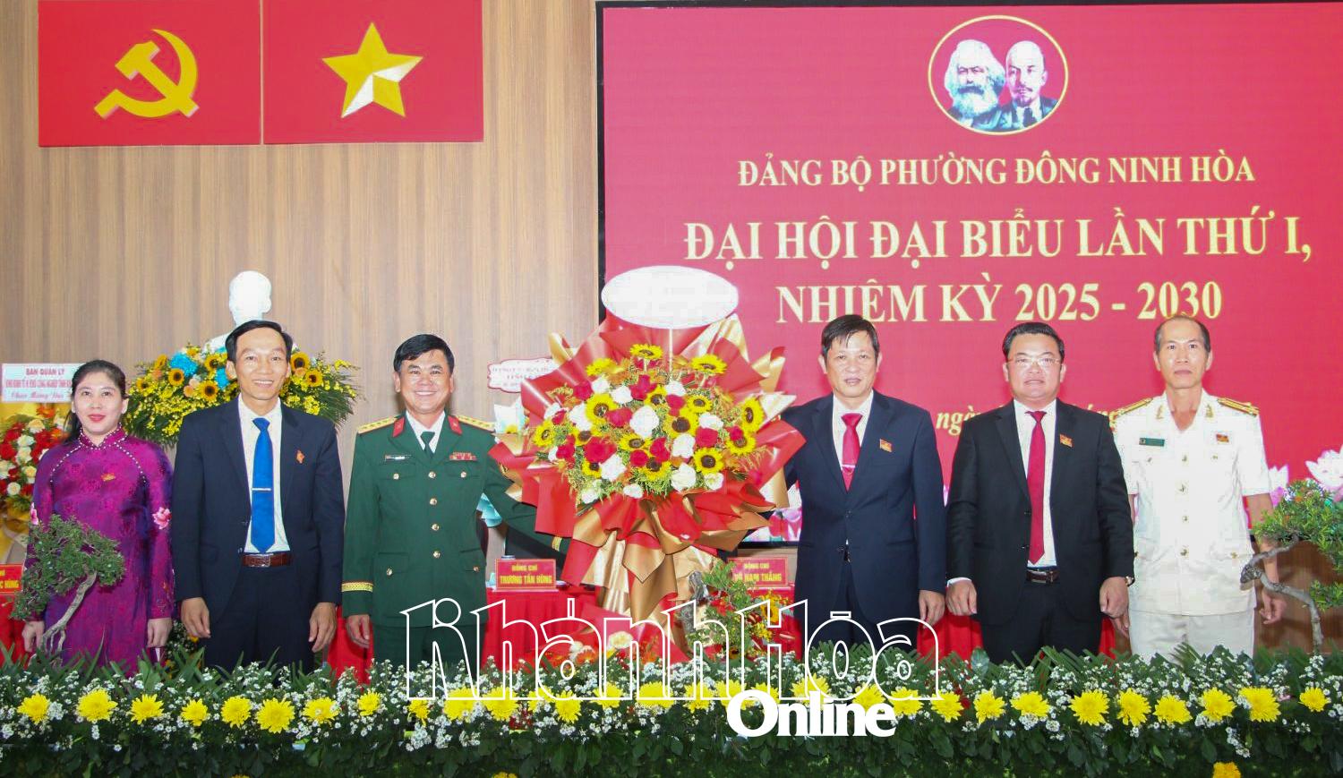 Đồng chí Nguyễn Túy tặng hoa chúc mừng đại hội.