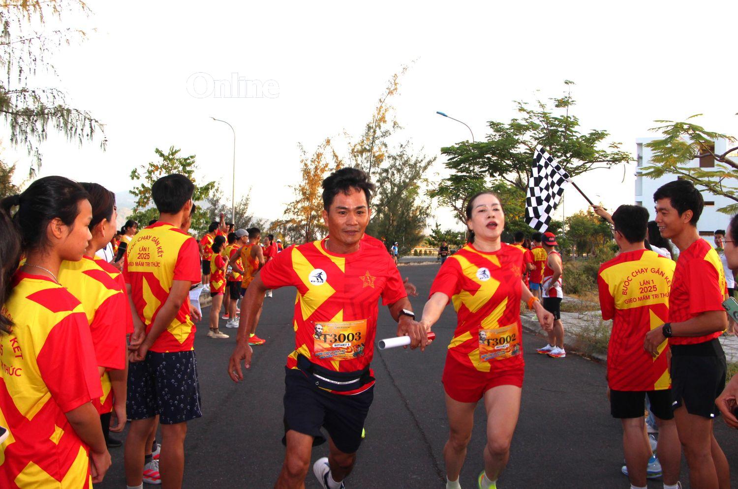 Các vận động viên trao gậy tiếp sức cho thành viên. 