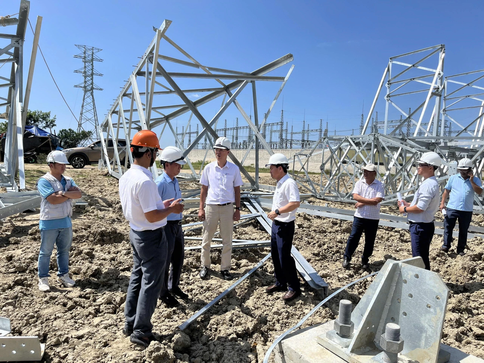Khanh Hoa PC’s leaders inspecting the project

