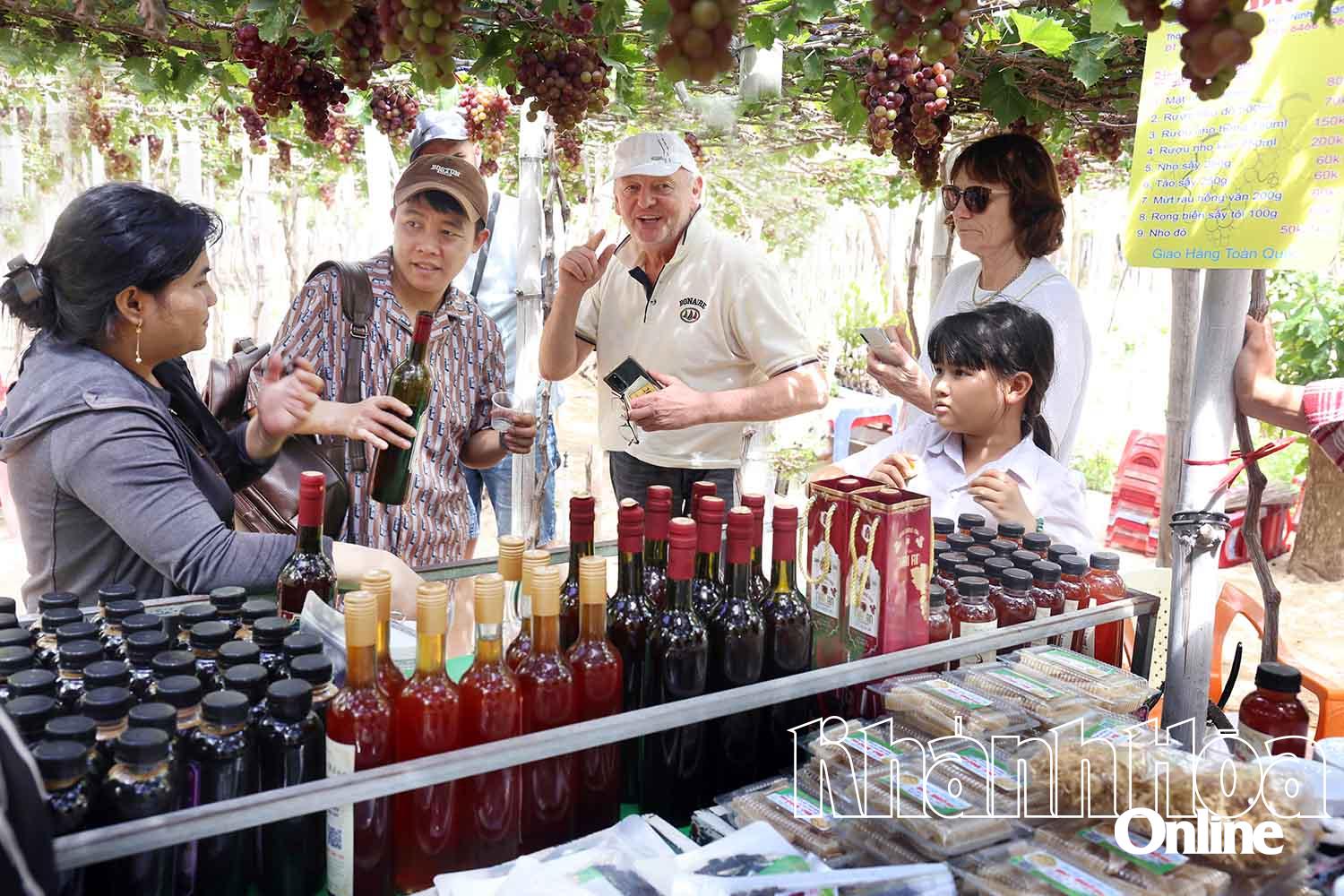 Các sản phẩm chế biến từ quả nho của Hợp tác xã Dịch vụ nông nghiệp tổng hợp Thái An, xã Vĩnh Hải. Ảnh: Văn Miên