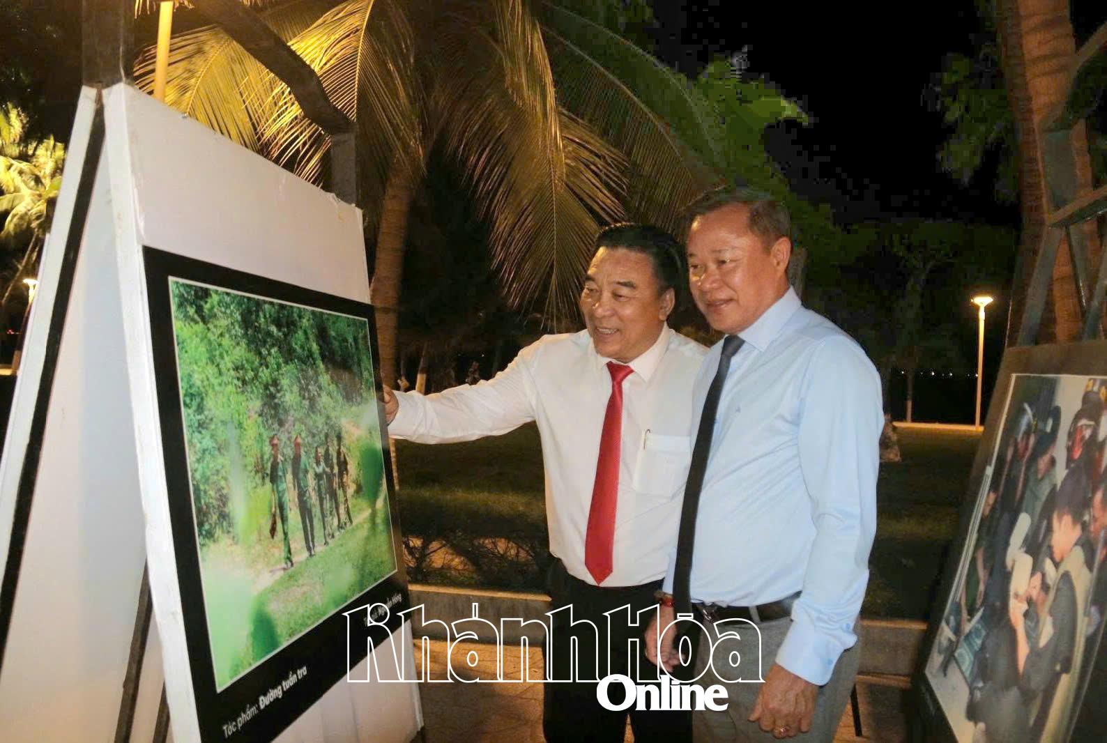 Các đại biểu tham quan tại triển lãm ảnh