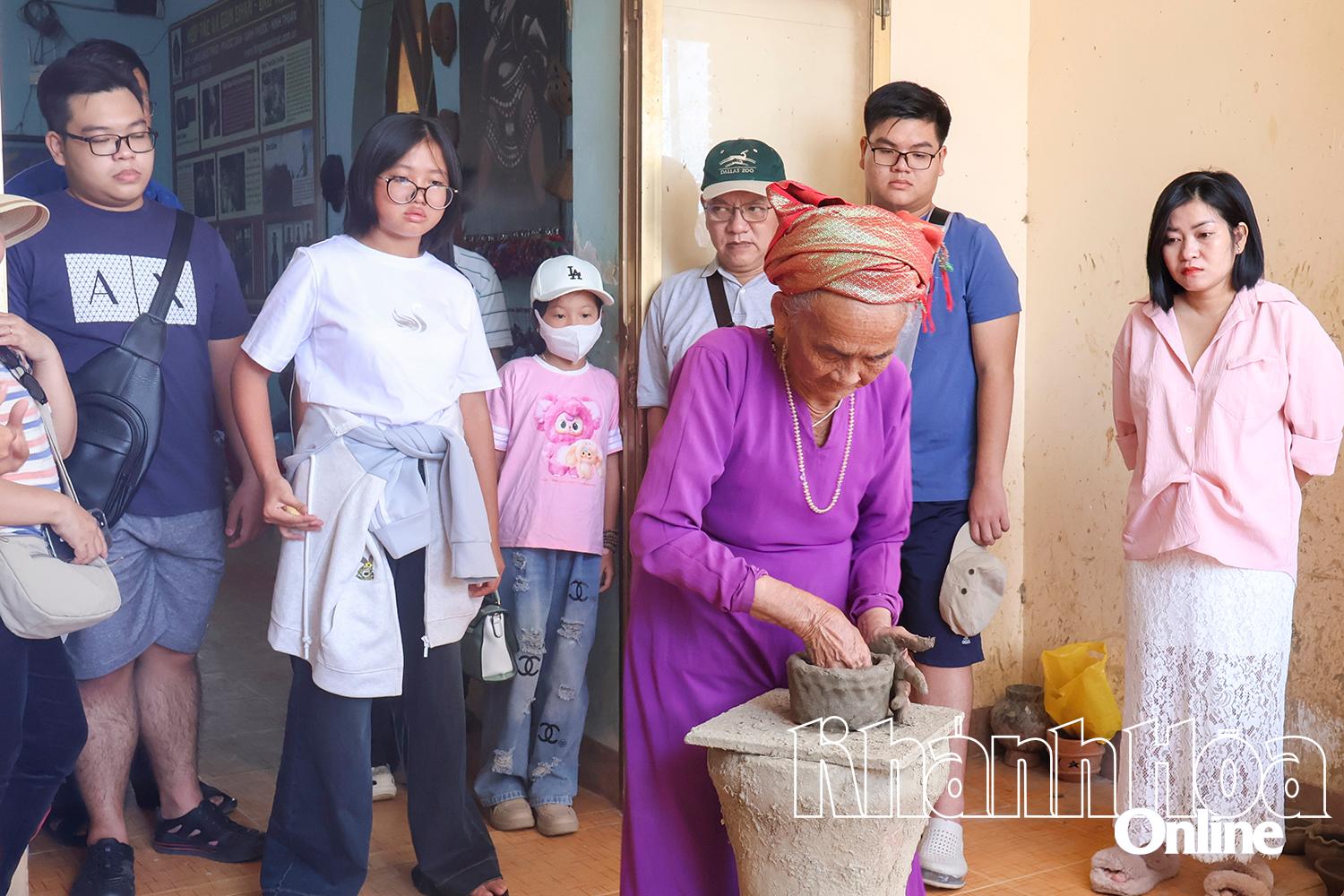 Artisan Truong Thi Gach demonstrating Bau Truc pottery making techniques

