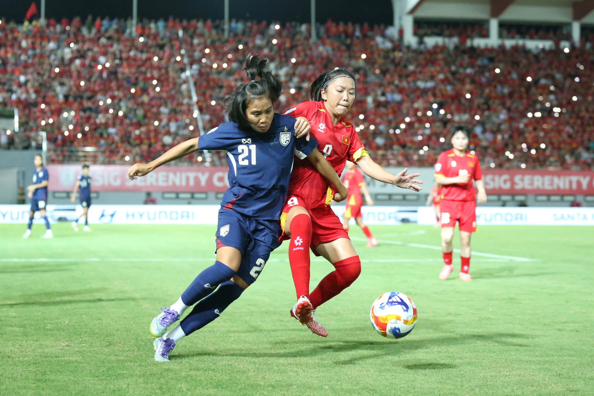 Striker Huynh Nhu (right) is expected to shine and help Vietnam overcome Australia in the semi-final match (Source: VFF)

