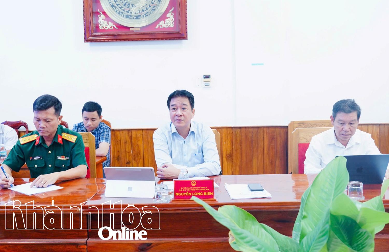 Deputy Chairman of Deputy Chairman of Khanh Hoa Provincial Peoples Committee Nguyen Long Bien chairs the meeting