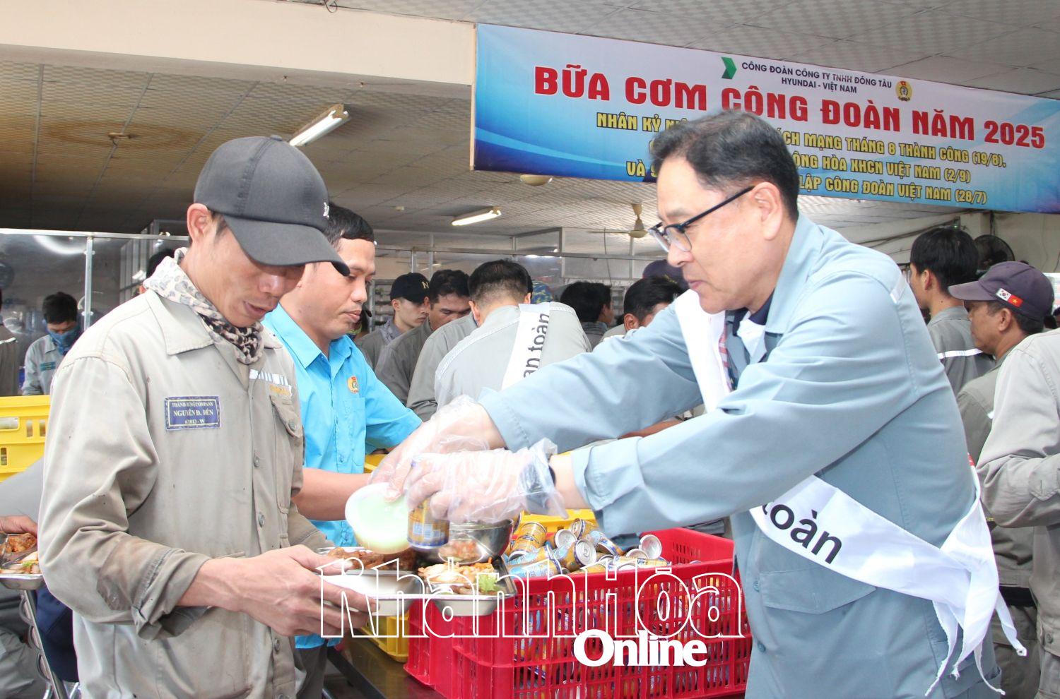 Lãnh đạo Công ty TNHH Đóng tàu HD Hyundai Việt Nam trao những suất ăn cho công nhân.