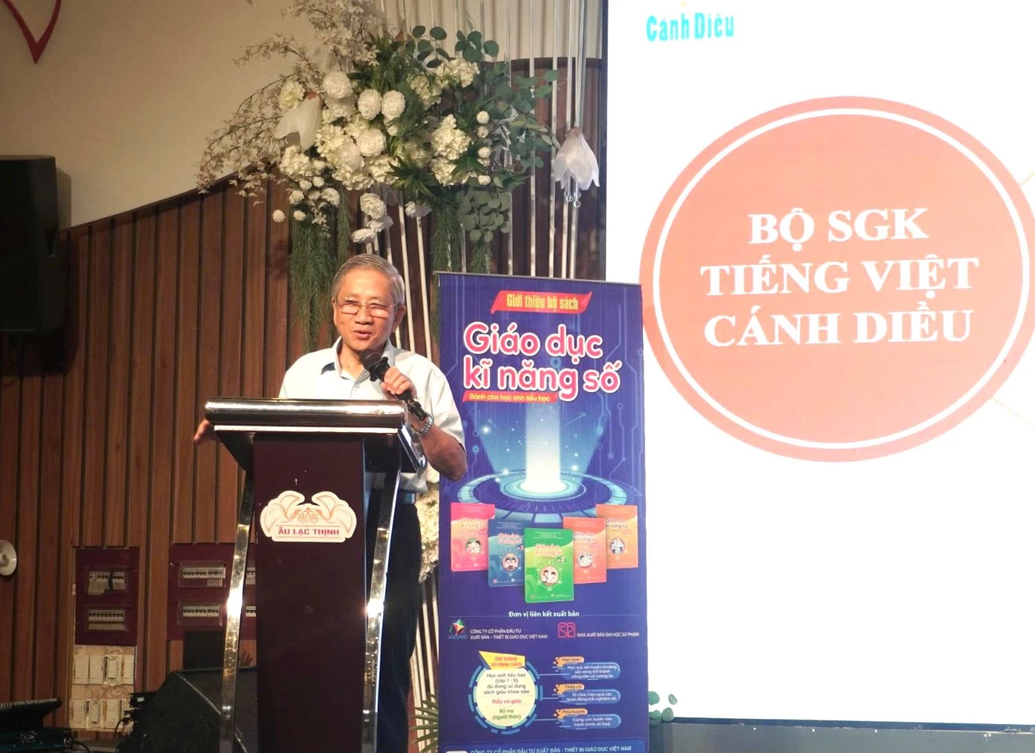 Giáo sư – Tiến sĩ Nguyễn Minh Thuyết trao đổi một số phương pháp giảng dạy Tiếng Việt.