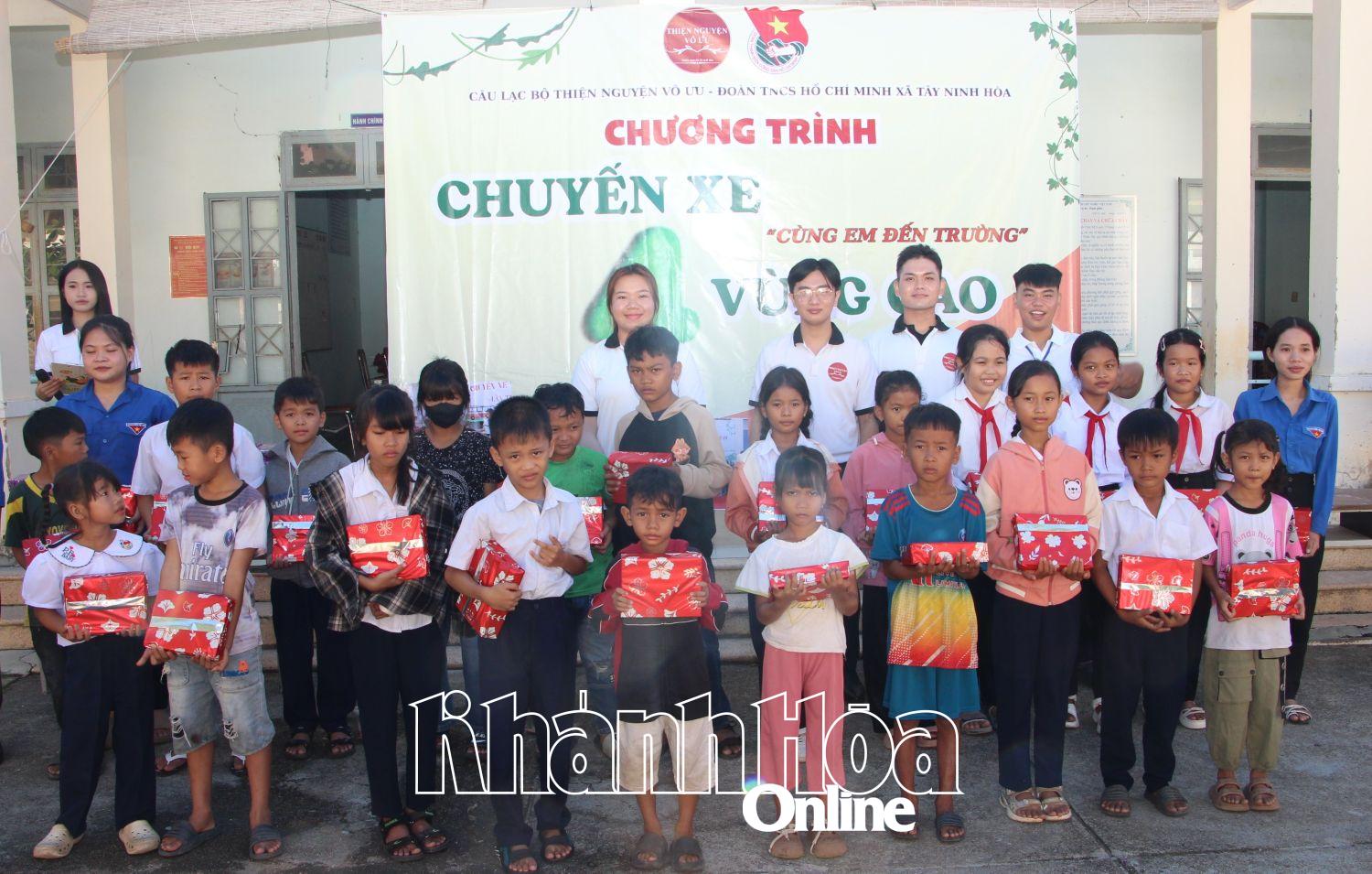 Các thành viên Câu lạc bộ trao quà cho các em học sinh xã Tây Ninh Hòa.