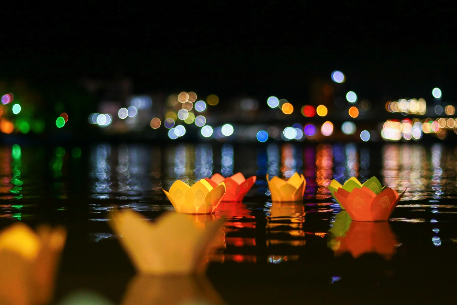Sparkling lanterns on Cai River

