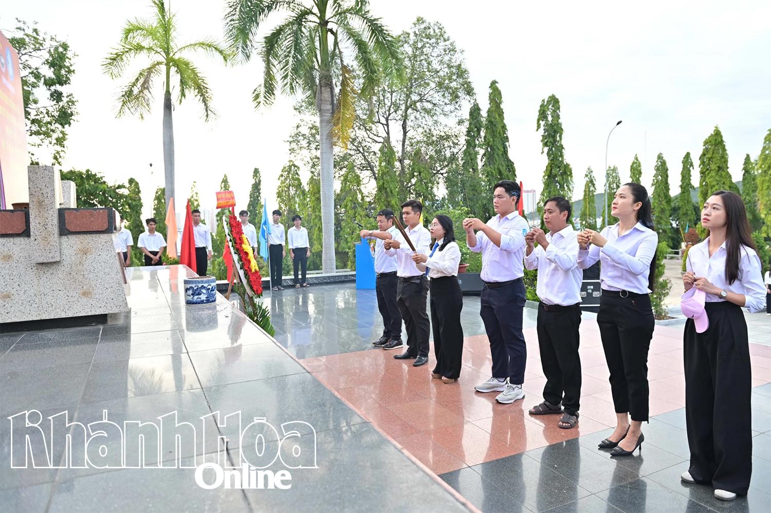 Lãnh đạo Hội Sinh viên Việt Nam tỉnh và Hội Sinh viên các trường đại học, cao đẳng dâng hương tưởng niệm.