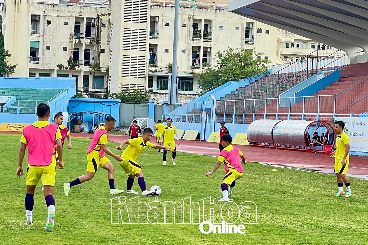 Khatoco Khanh Hoa players practicing at 19-8 Nha Trang Stadium to prepare for the new season

