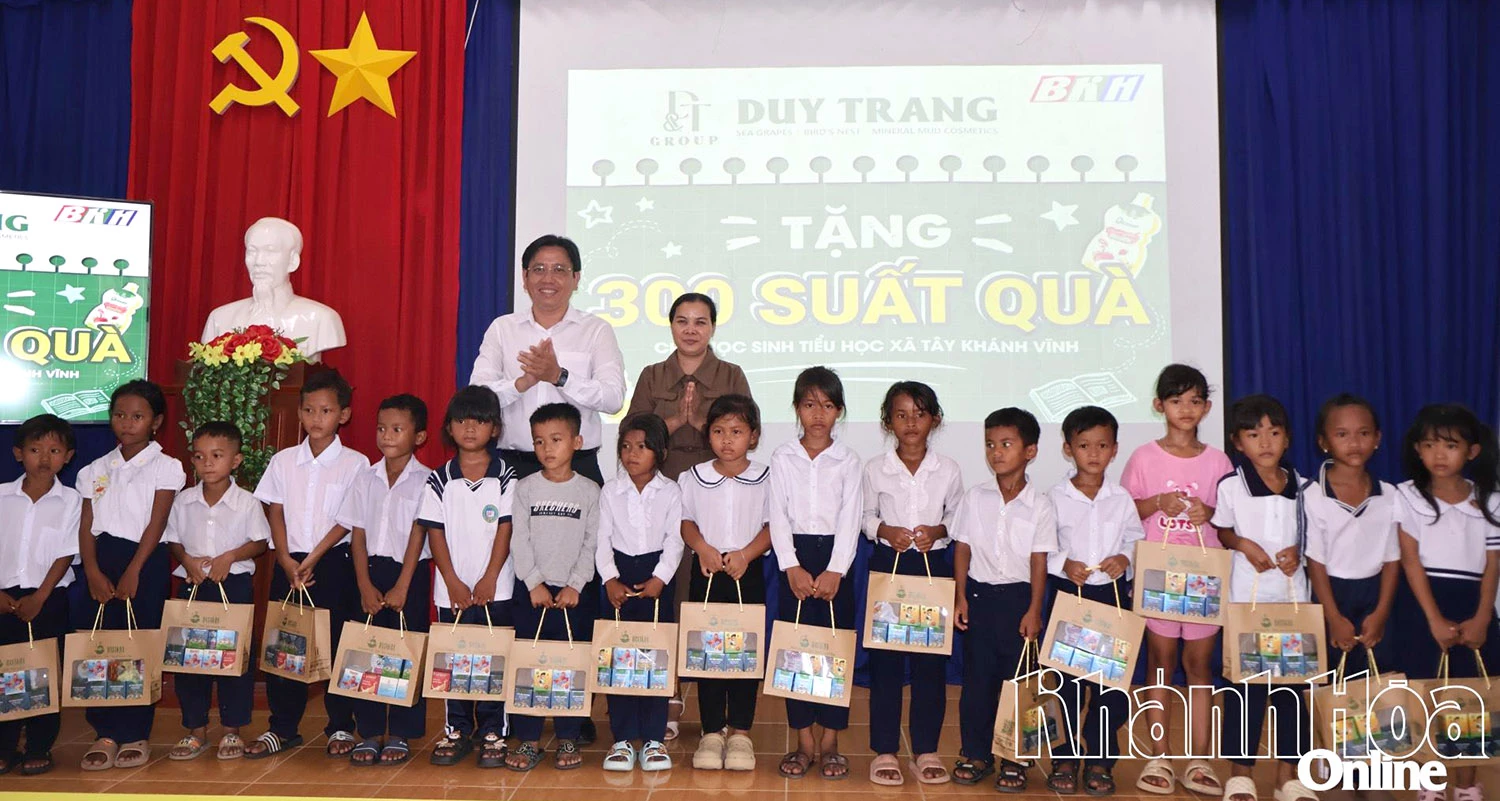 Ông Cung Phú Quốc - Phó Tổng Biên tập Báo và Phát Thanh, Truyền hình Khánh Hòa và lãnh đạo xã Tây Khánh Vĩnh tặng quà cho học sinh.